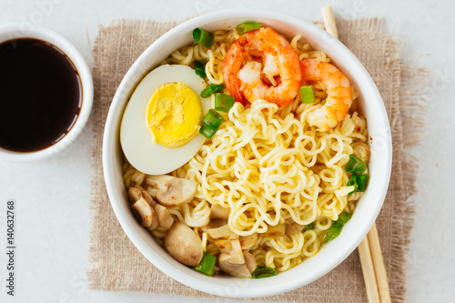 Noodles with shrimps, mushrooms and egg