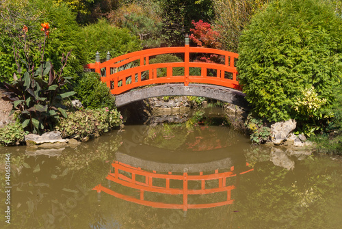 Rote Brücke mit Spiegelung photo