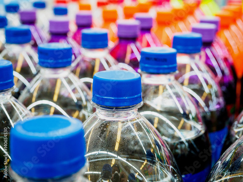 фотографія soft drinks bottles in supermarket