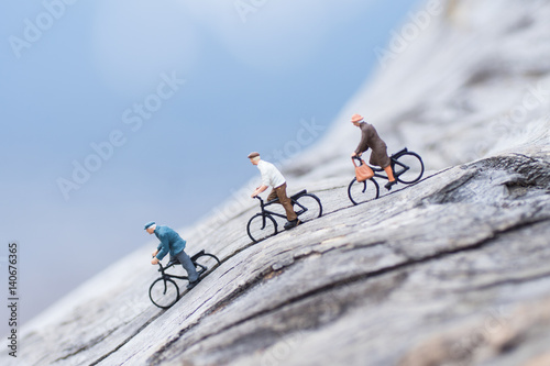 Obraz na płótnie Radfahrer im Gelände - Miniaturfotografie w salonie