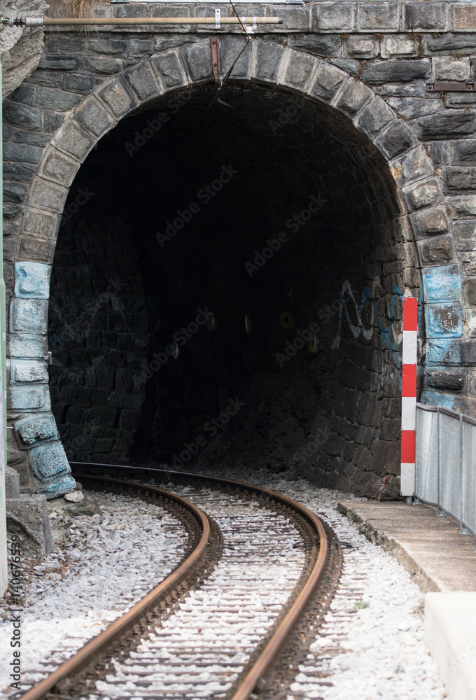 Bahnschienen die in einen Tunnel führen