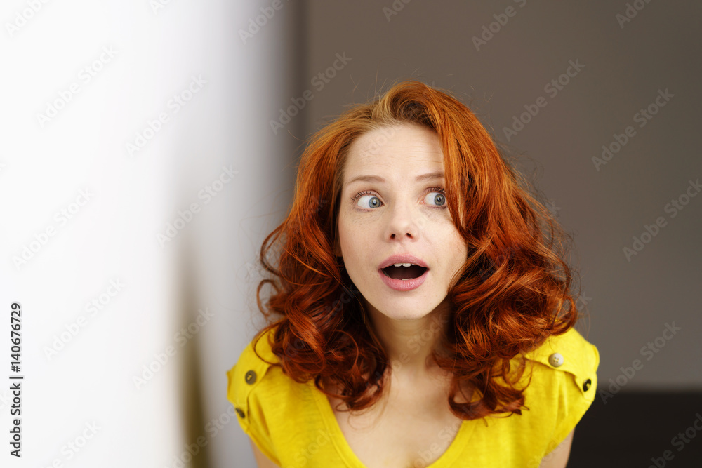 überraschte frau überraschte frau