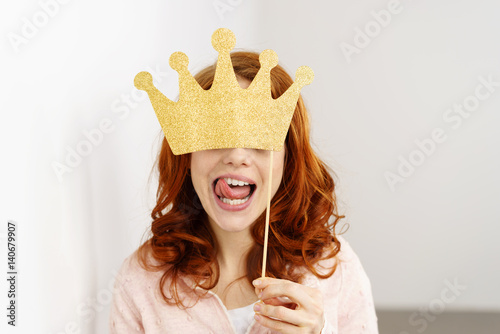 Quadro su tela frau versteckt sich hinter eine goldenen krone