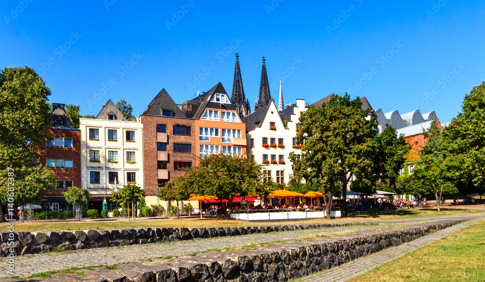 Wunschmotiv: Malerische Häuser in der Altstadt am Rheinufer in Köln #140682387
