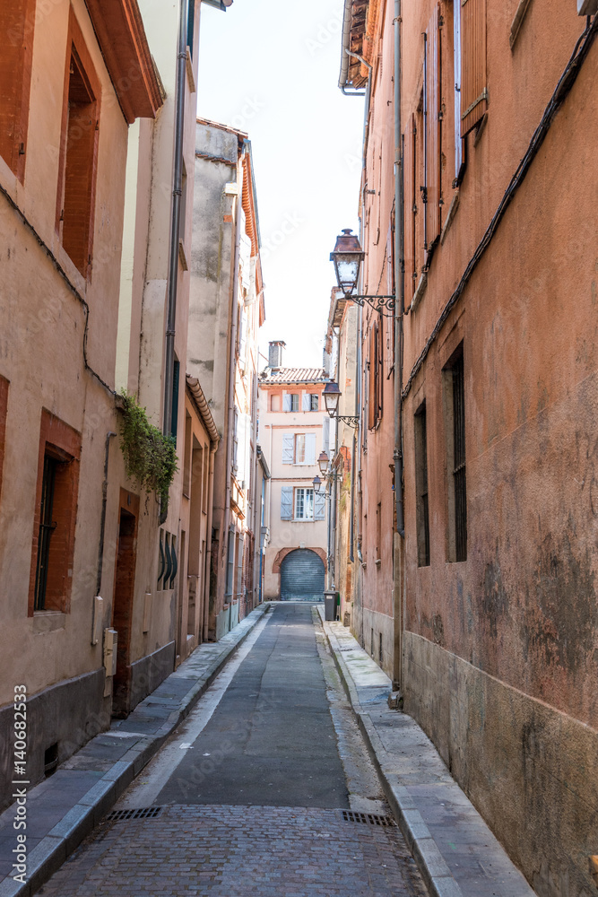 Obraz premium Buildings on an old southern france city street