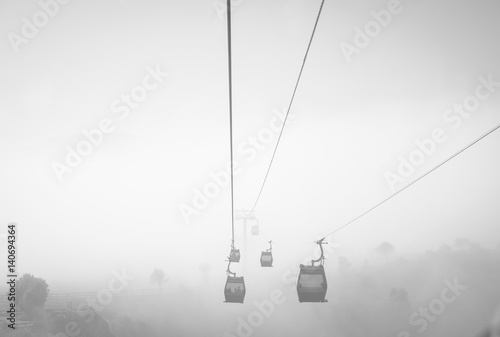 teleférico en niebla blanco y negro