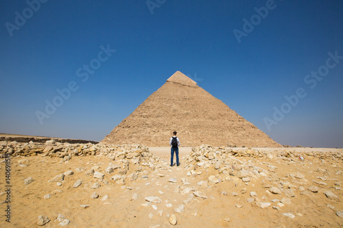 A traveling man looks at the great pyramid