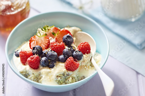 Quinoa porridge with berries 
