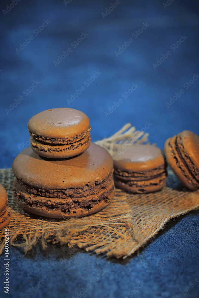 macaron au chocolat sur fond noir macaron au chocolat sur fond noir