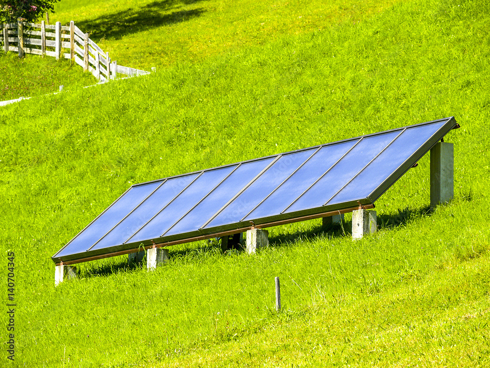 Fototapeta premium Solaranlage auf einem Hügel