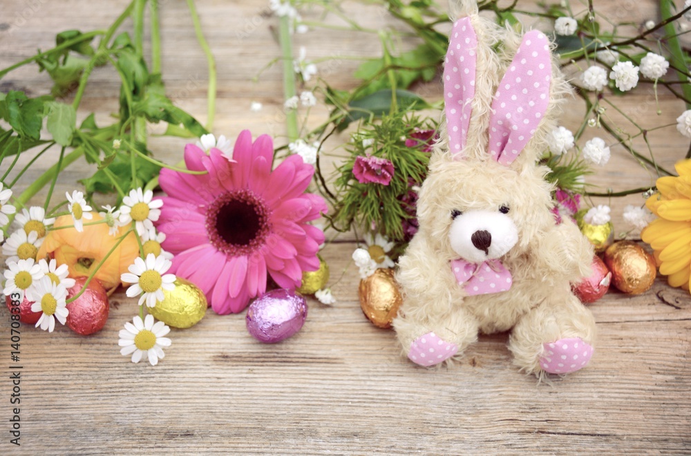 Fototapeta premium Osterkarte - Osterhase mit Frühlingsblumen 