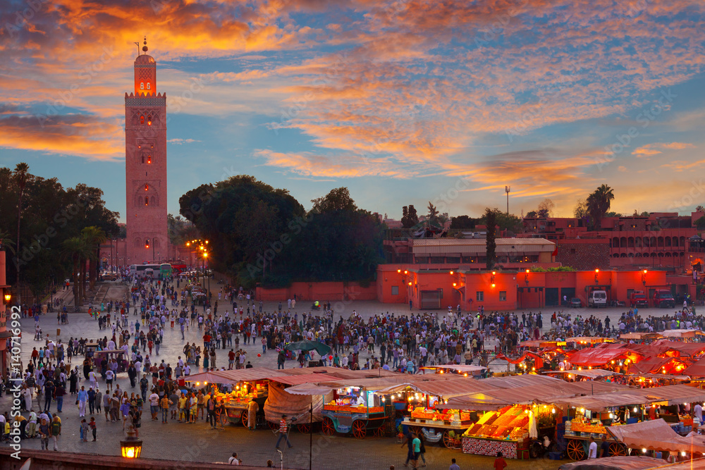 Fototapeta premium Słynny plac Jemaa el Fna zatłoczony o zmierzchu. Marrakesz, Maroko