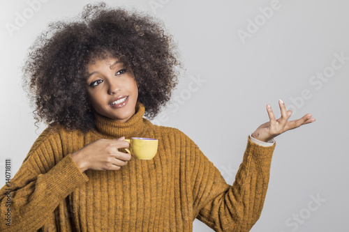 Bella mujer africana tomando café