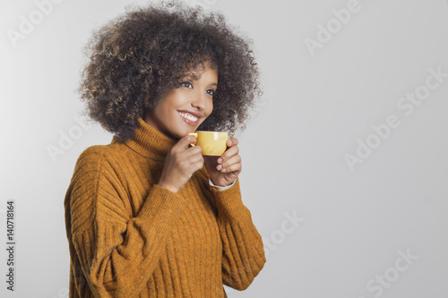 Bella mujer africana tomando café