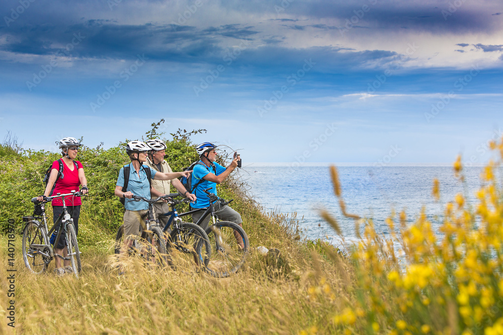 Urlauber auf einer Biketour am Meer