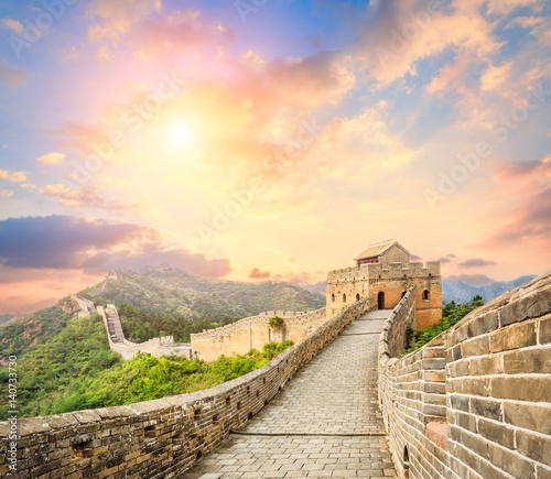 Fotografia majestic Great Wall of China at sunset