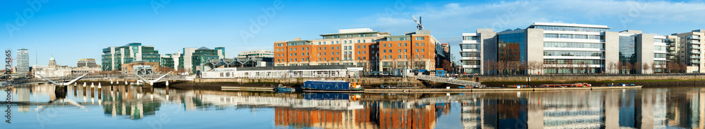 Naklejka premium Dublin, Irlandia, panoramiczny widok na rzekę Liffey w jasny dzień