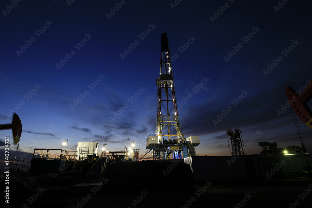 Obraz premium Oil drilling platform in the beautiful night