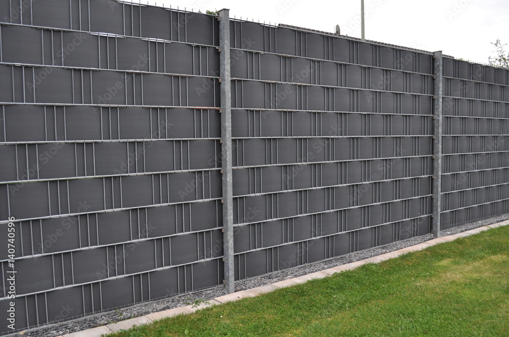 Doppelstabmatten | Zaun mit Sichtschutzstreifen Stock Photo | Adobe Stock