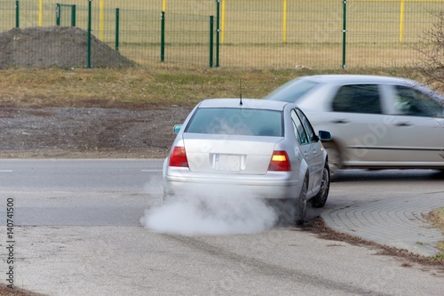 Dymiący samochód 