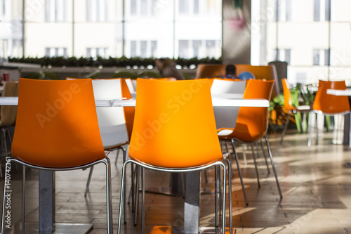 Obraz na płótnie orange dining chairs w salonie