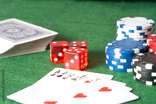 Poker Chips, Karten und Spielwürfeln in einem Casino photo