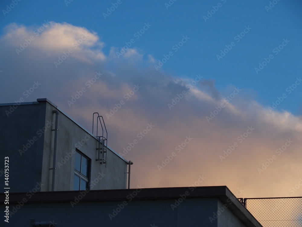 Naklejka premium 校舎の屋上部分と夕暮れの空