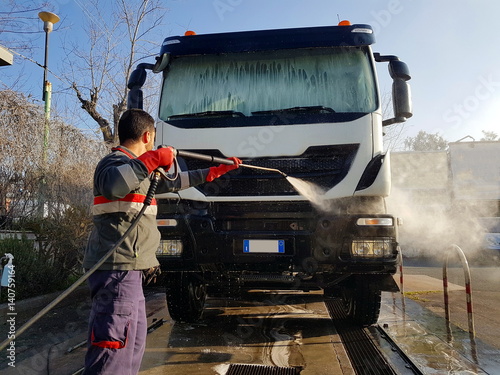 Lavaggio camion con alta pressione