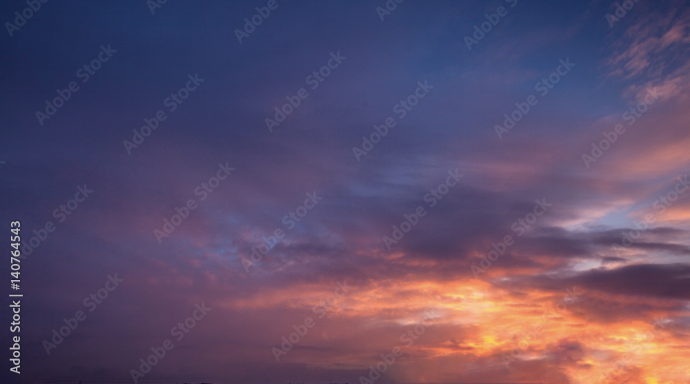 Wolkenhimmel bei Sonnenuntergang