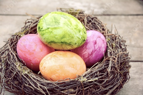 Osternest mit bunten Eiern ...