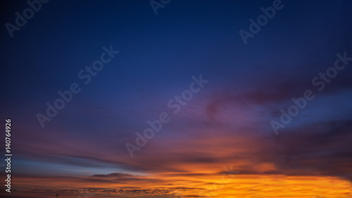 Wolkenhimmel bei Sonnenuntergang © Thomas