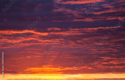 Wolkenhimmel bei Sonnenuntergang © Thomas