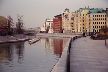 Acrylglasbilder Stadt am Wasser Promenade am ruhigen Flussufer  © manyasha