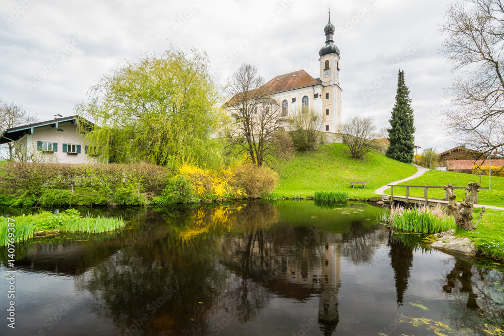 Kirche in Breitbrunn an einem Frühlingstag, Oberbayern in Deutschland