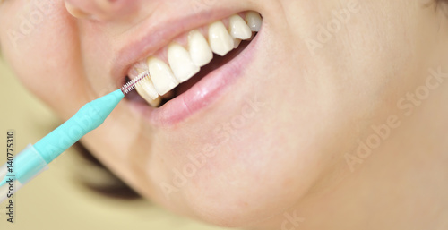 Teeth with an interdental brush