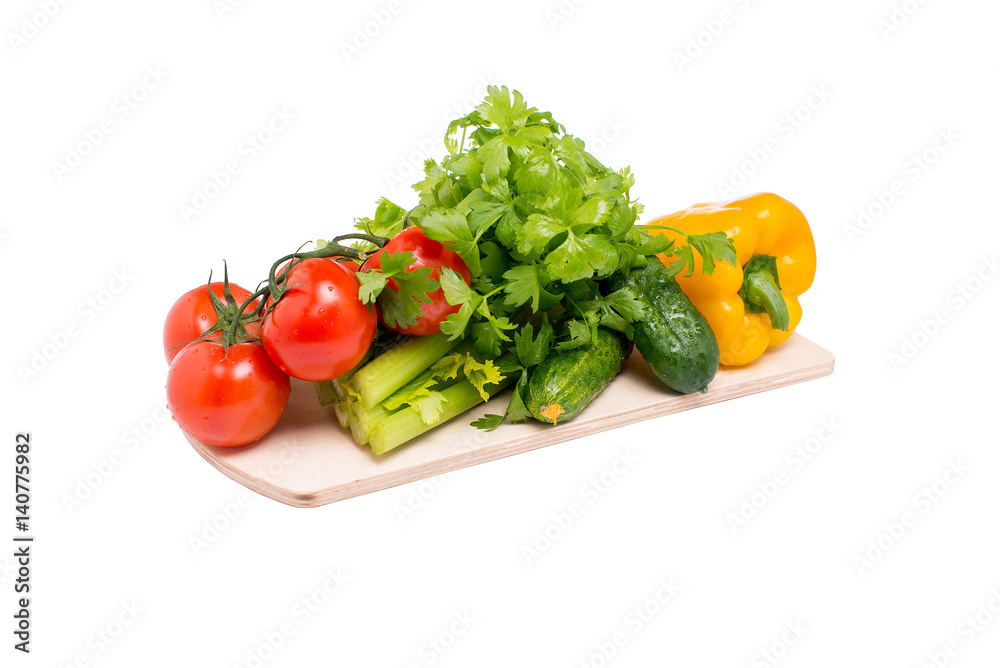 Ассорти из свежих овощей на деревянной доске на белом фоне