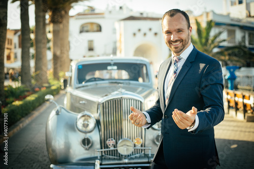 Fotografia rich man in the summer in suit