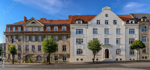 Renovierte und unrenovierte Altbaufassaden in der Altstadt von Neustrelitz photo