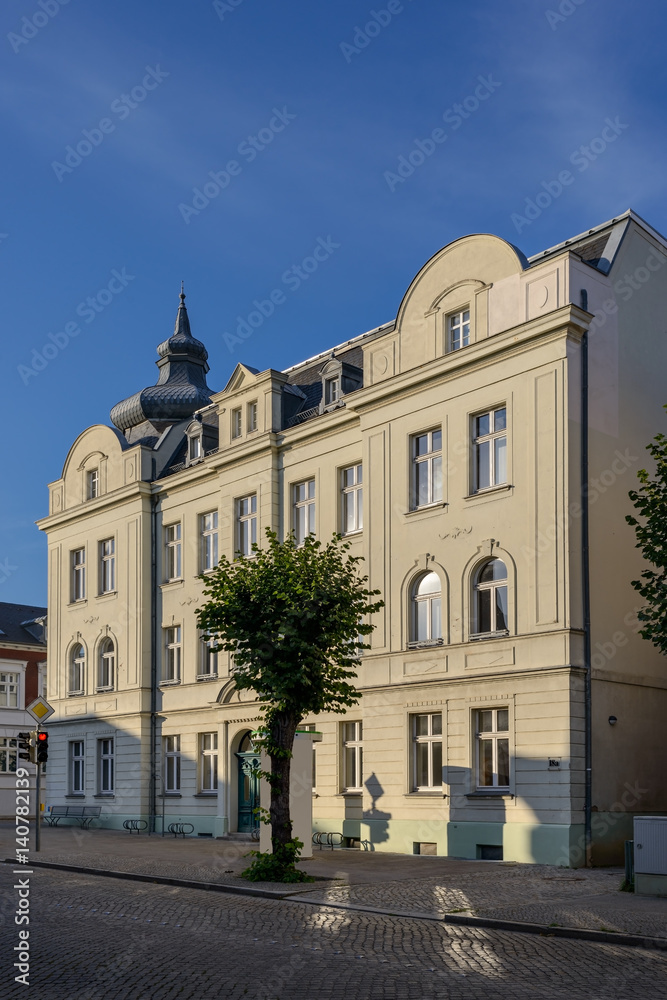 Denkmalgeschütztes Haus mit Zwiebeltürmchen in Neustrelitz