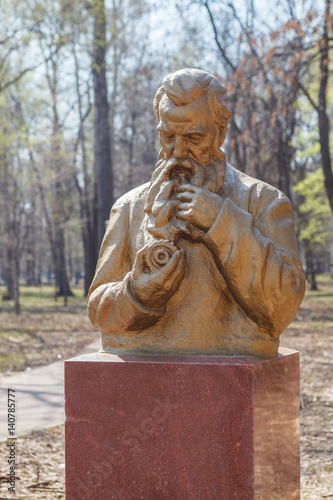 Бюст Кулибину в парке в Нижнем Новгороде