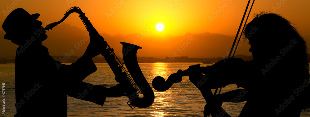 Φωτογραφία Silhouette couple playing jazz