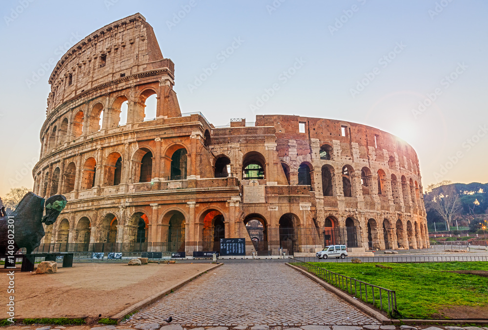 Fototapeta premium Włochy, Rzym, Koloseum. Rano, świt