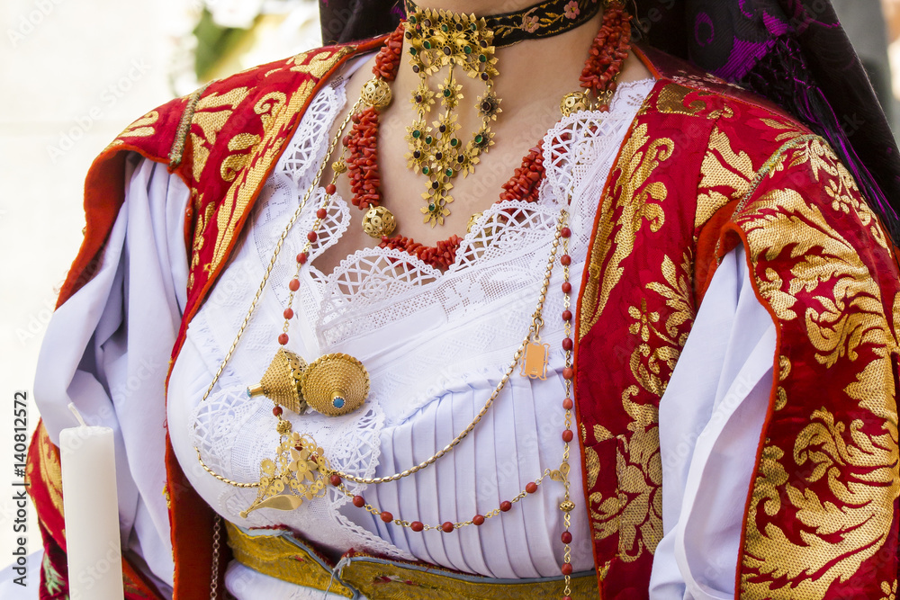 CAGLIARI, ITALIA -  MAGGIO 1, 2015: 359^ Processione Religiosa di Sant'Efisio - dettaglio di un costume tradizionale sardo - Sardegna