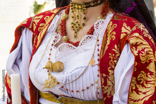 CAGLIARI, ITALIA -  MAGGIO 1, 2015: 359^ Processione Religiosa di Sant'Efisio - dettaglio di un costume tradizionale sardo - Sardegna