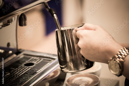 Steaming milk froth for preparing coffee