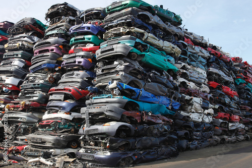 junk yard  gestapelte Schrottwagen