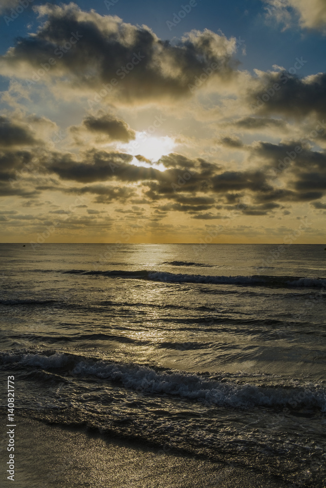 Obraz premium Sunrise on the beach and clouds