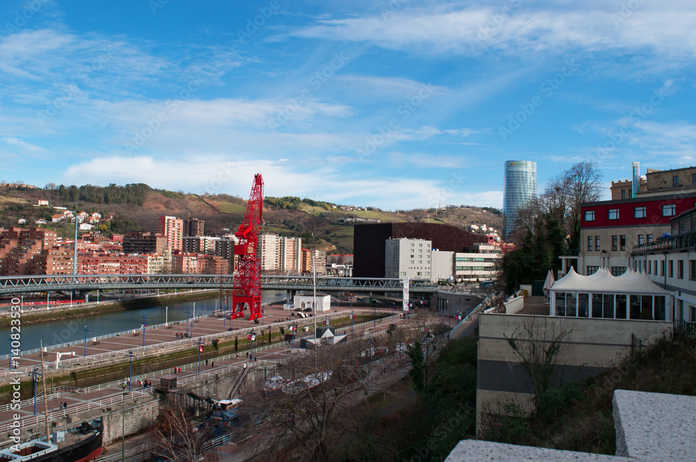 Paesi Baschi, 28/01/2017: lo skyline di Bilbao e il Museo Maritimo Ria, il Museo Marittimo sul lato sinistro del fiume Nervion