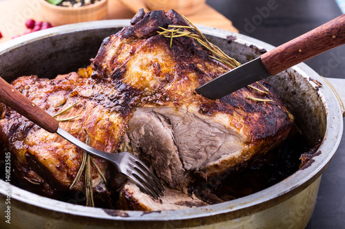 Foto Whole oven roast pork meat