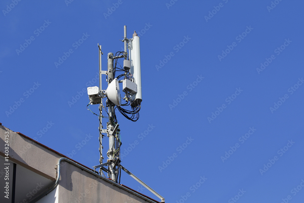 Mobile antenna in the roof of a building